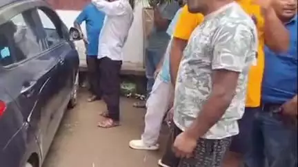 মৰঙী: পোৰাবাংলাত দুৰ্ঘটনা, নিয়ন্ত্ৰণ হেৰুৱাই এখন বাইক মহতিয়াই ৰাজপথৰ পৰা মানুহৰ ঘৰৰ চোতালত সোমাল চাৰিচকীয়া বাহন,আহত এজন
