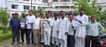 गोरखपुर: मोहर्रम के जुलूस को सकुशल संपन्न करने के लिए इमामचौक मुतवल्ली एक्शन कमेटी ने जिलाधिकारी को सौपा ज्ञापन