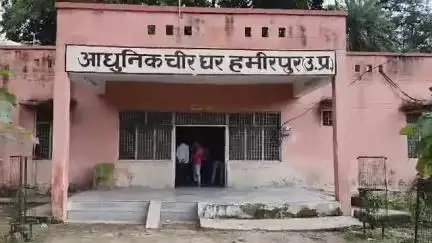 हमीरपुर: सुमेरपुर कस्बे में शराब ठेके के बाहर मिला एक अधेड़ व्यक्ति का शव