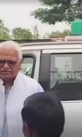 फतेेहपुर: गोड़ा गांव में हथगोले से शैलेंद्र की हत्या के बाद मातम, सांसद बाबू सिंह कुशवाहा ने कानून व्यवस्था पर उठाए सवाल