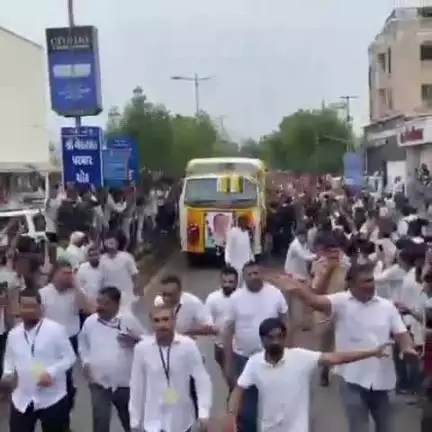 રાજકોટ દક્ષિણ: શહેરના ગ્રીનલેન્ડ ચોકડીથી કુવાડવા રોડ પર સ્વ.વિજય રૂપાણીના પાર્થિવદેહને લઈને યાત્રા શરૂ