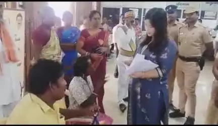 பெரம்பலூர்: கலெக்டர் அலுவலகத்தில் நடைபெற்ற மக்கள் குறைதீர்க்கும் நாள் கூட்டத்தில் 350 மனுக்களை பெற்றுக்கொண்ட கலெக்டர்