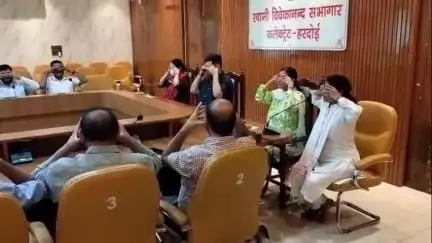 हरदोई: कलेक्ट्रेट सभागार में अधिकारियों ने योग के माध्यम से सीखे मानसिक व शारीरिक थकान दूर करने के तरीके
