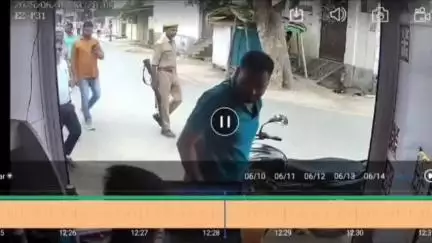 आज़मगढ़: सदर तहसील के तहसीलदार ने मोबाइल दुकानदार को मारा थप्पड़, सोशल मीडिया पर वीडियो हुआ वायरल