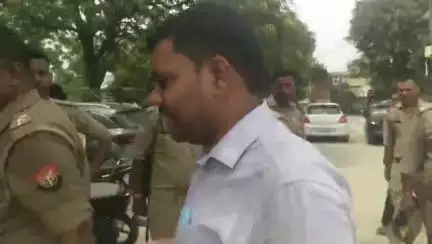 सगड़ी: हरैया में क्षेत्र पंचायत की बैठक के दौरान हुआ विवाद, पुलिस कस्टडी में कार्यालय से बाहर निकले खंड विकास अधिकारी