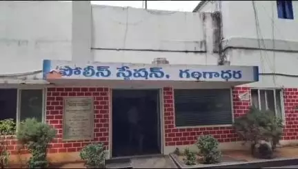 గంగాధర: పోలీసుల అదుపులో చోరీ ఘటనలో 3 వ నిందితుడు పోలీస్ స్టేషన్లో మీడియా సమావేశం వివరాలు వెల్లడించిన చొప్పదండి సీఐ