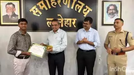 लातेहार: समाहरणालय में इंटर वार्षिक परीक्षा 2025 में उत्कृष्ट प्रदर्शन करने वाले विद्यार्थियों के लिए सम्मान समारोह का आयोजन