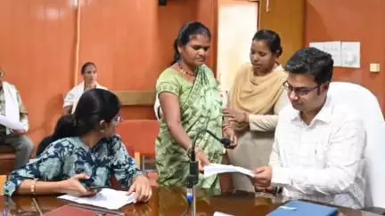 जांजगीर: अपर कलेक्टर ने जनदर्शन में आमजनों की विभिन्न समस्याएं सुनीं