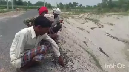 कलान: लुहार नगला में विधायक के उद्घाटन के 9 दिन बाद हाथों से उखड़ी सड़क, ग्रामीणों ने घटिया सामग्री का लगाया आरोप