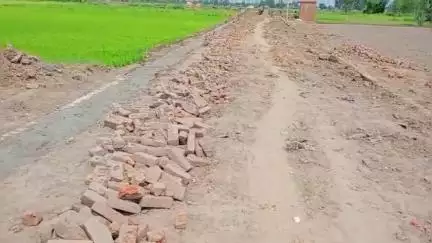 पूरनपुर: कंजाखेड़ा में पुराने खड़ंजा को उखाड़कर रास्ते का डंडा लगाया जा रहा, ग्रामीण ने मुख्य विकास अधिकारी से की शिकायत