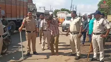 हरदा: शहर में चाकू मारने वाले आरोपी का निकाला जुलूस, पुलिस ने कराई उठक-बैठक