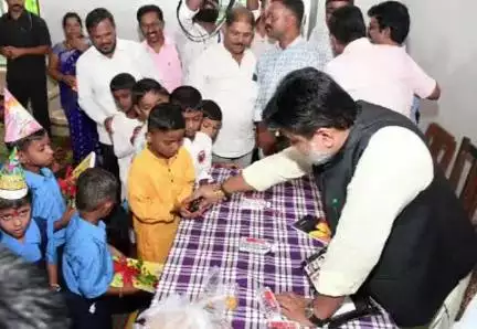 रत्नागिरी: पुस्तक, गणवेश, आणि खाऊ देऊन पालकमंत्र्यांकडून झरेवाडीतील विद्यार्थ्यांचे करण्यात केले स्वागत