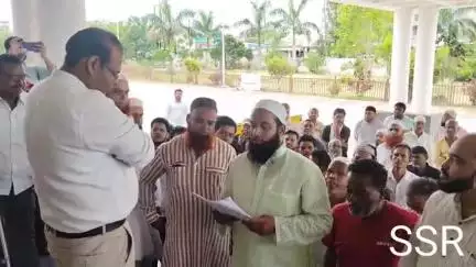 रतलाम नगर: बाउंड्रीवाल तोड़ने वालों पर कार्रवाई के लिए रहमानी वेलफेयर सोसायटी ने राज्यपाल और मुख्यमंत्री के नाम कलेक्टर को ज्ञापन सौंपा