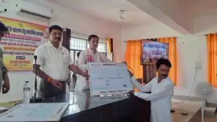 नौगढ़: डुमरियागंज तहसील सभागार में मुख्यमंत्री कृषक दुर्घटना कल्याण योजना के 24 लाभार्थियों को चेक वितरित किया गया