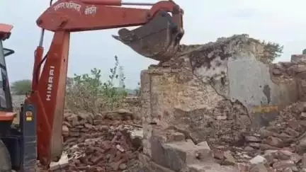सागर: सुरखी और बांदरी में जर्जर भवनों को गिराने की कार्रवाई, कलेक्टर ने क्षतिग्रस्त भवनों की सूचना देने की अपील की