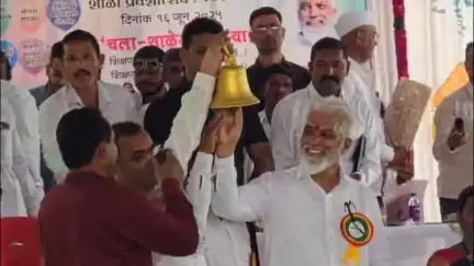 बागलाण: शाळेची पहिली घंटा वाजवली शिक्षण मंत्री दादाजी भुसेंनी....बागलाणच्या तुंगण दिगर शाळेतील विद्यार्थ्यांचे जोमात स्वागत