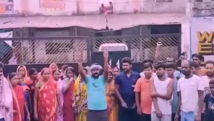 धनबाद/केंदुआडीह: केंदुआ दास बस्ती के लोग बिजली की लॉ वोल्टेज की समस्या को लेकर परेशान गोधर कुसुंडा कोलियरी पहुंचकर किया घेराव#jansamasya