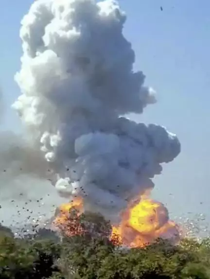 यूपी के अमरोहा में पटाखा फैक्ट्री में विस्फोट से मलबे में तब्दील हुई इमारत, 4 महिलाओं की हुई मौत