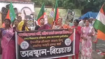 ব্যারাকপুর ১: মহেশতলার ঘটনার প্রতিবাদে জগদ্দল থানার সামনে তুলসী গাছ নিয়ে বিক্ষোভ মহিলা মোর্চার