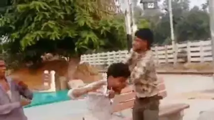 शिकोहाबाद: शिकोहाबाद रेलवे स्टेशन पर दो वेंडरों के बीच लात-घुसों से मारपीट का वीडियो वायरल, आरपीएफ इंस्पेक्टर पर धमकी देने का आरोप