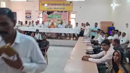 बिल्सी: बिल्सी भाजपा विधायक ने दुर्घटना में जान गंवाने वाले मृतकों के परिजनों को बिल्सी तहसील सभागार में चेक वितरित किए