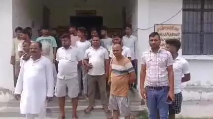 सीतापुर: सहादत नगर गांव में पिछले 15 दिनों से लाइट नहीं पहुंची, गांव वालों ने पावर हाउस पर जमकर हंगामा किया