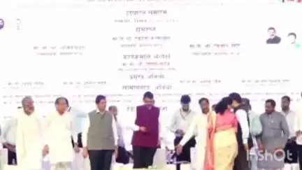 पालघर: मुख्यमंत्री देवेंद्र फडणवीस यांच्या हस्ते मनोर येथे धरती आबा लोकसहभाग मोहिमेचा शुभारंभ