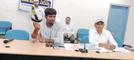 భద్రాచలం: ఇసుక ర్యాంపులు నిర్వహిస్తున్న మహిళ సొసైటీలతో నిర్వహించిన అవగాహన కార్యక్రమంలో పాల్గొన్న ITDA PO రాహుల్