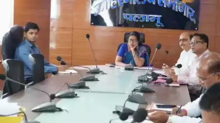 मेदिनीनगर (डालटनगंज): डीसी ने भू-अर्जन मामले पर समाहरणालय में की बैठक, मुआवज़ा भुगतान में तेज़ी लाने का दिया निर्देश