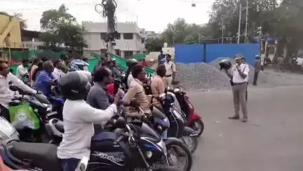 వాహనదారులు తమ వాహనాలకు ప్రభుత్వం జారీ చేసిన నంబర్ ప్లేట్లను వాడాలి ట్రాఫిక్ సిఐ రమేష్ సూచన