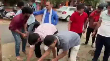 गोरखपुर: सोशल इंटर्नशिप के तहत MMMUT के छात्र-छात्राओं ने श्रम साधना की, तारामंडल स्थित बालाजी मंदिर में चलाया स्वच्छता अभियान