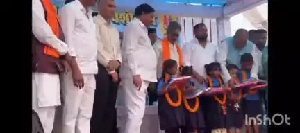बेमेतरा: मोहरेंगा में जिला स्तरीय शाला प्रवेश उत्सव कार्यक्रम में खाद्य मंत्री दयाल दास बघेल हुए शामिल