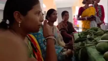 बानो: बानो प्रखंड परिसर में आम महोत्सव का आयोजन, पुरस्कार देकर किया गया सम्मानित