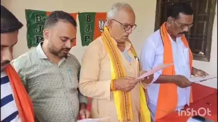 मनिका: मनिका के शिव मंदिर के पास विकसित भारत संकल्प सभा अभियान को लेकर बैठक आयोजित