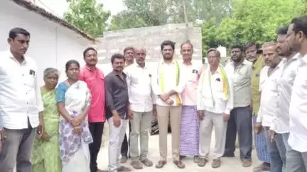 హుజూరాబాద్: పెద్దపాపయ్యపల్లి గ్రామంలో 27 మందికి ఇందిరమ్మ ఇండ్ల పట్టాలను పంపిణీ చేసిన నియోజకవర్గం కాంగ్రెస్ పార్టీ ఇంచార్జి ప్రణవ్