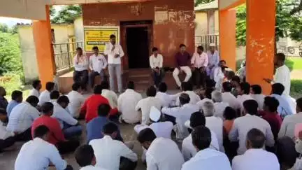 जालना: मौजपुरी येथे नानाजी देशमुख कृषी संजीवनी प्रकल्प टप्पा 2 अंतर्गत ग्रामसभा; उपस्थित शेतकर्‍यांना योजनेची दिली माहिती