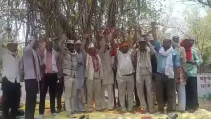 राठ: किसानों ने फसल बीमा योजना में भ्रष्टाचार और धोखाधड़ी का आरोप लगाकर राठ तहसील परिसर में किया प्रदर्शन