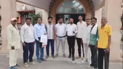 पाली: रोहट के खुटानी में आग की चपेट में मारी गई बकरी और झोपड़ी में हुए नुकसान के मुआवजे को लेकर पाली कलेक्टर को दिया ज्ञापन