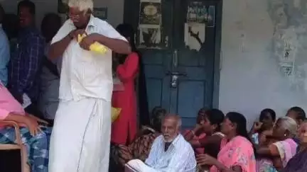 గంగాధర నెల్లూరు: కార్వేటినగరం వ్యవసాయ శాఖ కార్యాలయ ఆవరణలో రైతులు పడిగాపులు