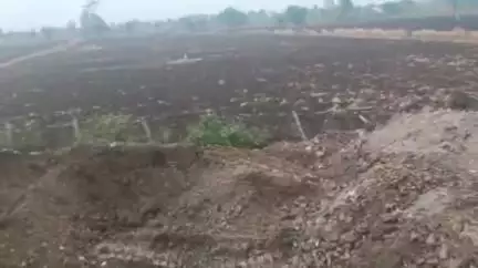 खातेगांव: खातेगांव के संदलपुर में फोर सड़क कंपनी के अधिकारियों से किसान परेशान