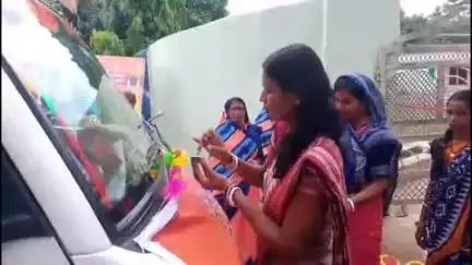 କେନ୍ଦୁଝର ସହର: ବଡ଼ବିଲ ଓ ଟେଣ୍ଡରା ଗ୍ରାମର ପଂଚାୟତରେ ପହଁଚିଲା ବିକାଶ ବାହାନ ରଥ ଏହି ରଥକୁ ଟେଣ୍ଡରା ସରପଞ୍ଚ ବନ୍ଦାପନା କରି ପାଛଡି ନେଇଥିଲେ