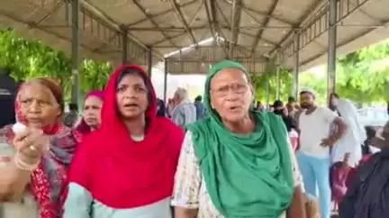 फतेहपुर: बिलंदा चक बरारी में लाल कार्ड को लेकर महिलाओं का हंगामा, पात्र न बनने पर प्रधान और सचिव पर गंभीर आरोप