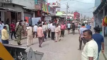 बसंतपुर: वीरपुर बाजार में अवैध अतिक्रमण पर नगर पंचायत का बुलडोजर, एसडीएम समेत कई अधिकारी मौजूद