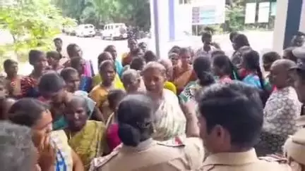 திருவாரூர்: 'டாஸ்மாக் கடை வேண்டாம்' என ஆட்சியர் அலுவலகத்தில் அமர்ந்து கிராம மக்கள் தர்ணா போராட்டம் #localissue