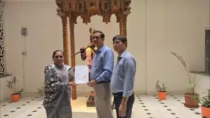 मथुरा: श्री बांके बिहारी कॉरिडोर निर्माण में सहयोग के लिए गोस्वामी परिवार की एक महिला ने DM को स्वेच्छा से सोपे सोफे के कागजात
