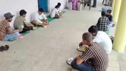 बुरहानपुर नगर: ग्रीष्मकालीन अवकाश के बाद सोमवार से खुले स्कूल, पहले दिन बच्चों को किताबें बांटी गईं और भोजन कराया गया