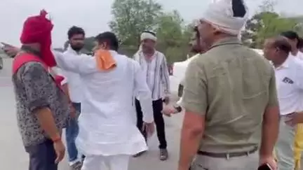 कोरांव: बढ़वारी में कोरांव ड्रमंडगंज हाईवे पर ट्रक के नहर में कूदने के बाद एन एच के एई से ग्रामीणों की हुई नोकझोंक