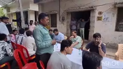 संभल: सदर कोतवाली क्षेत्र स्थित बिजलीघर परिसर में बिजली विभाग ने उपभोक्ताओं के बिल, मीटर और कनेक्शन के लिए लगाया विशेष कैंप