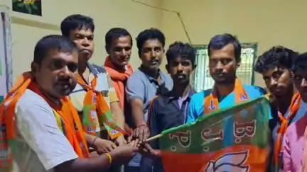 বেলডাঙা ১: রাঙ্গামাটি চাঁদপাড়ায়  ৮০ জন বিভিন্ন রাজনৈতিক দলের কর্মী  বিজেপি কনভেনার বিধান সরকারের হাত ধরে  যোগদান করলেন