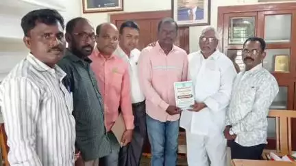జగిత్యాల: ఈనెల 18న జగిత్యాలలో టీడబ్ల్యూజే ఎఫ్ మహాసభలు మాజీ మంత్రి జీవన్ రెడ్డిని ఆహ్వానించిన నేతలు